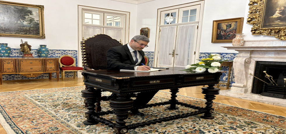 H.E Ambassador wrote the condolence message for the Pope Francis at the Vatican Embassy in Lisbon